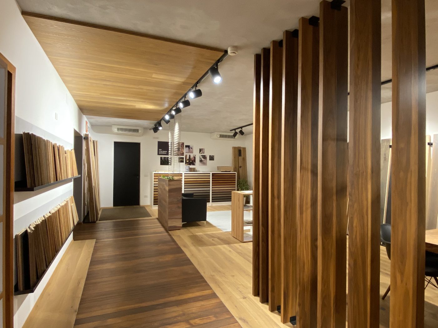 Espositore di campioni di legno in showroom, per la scelta di essenza e finitura
