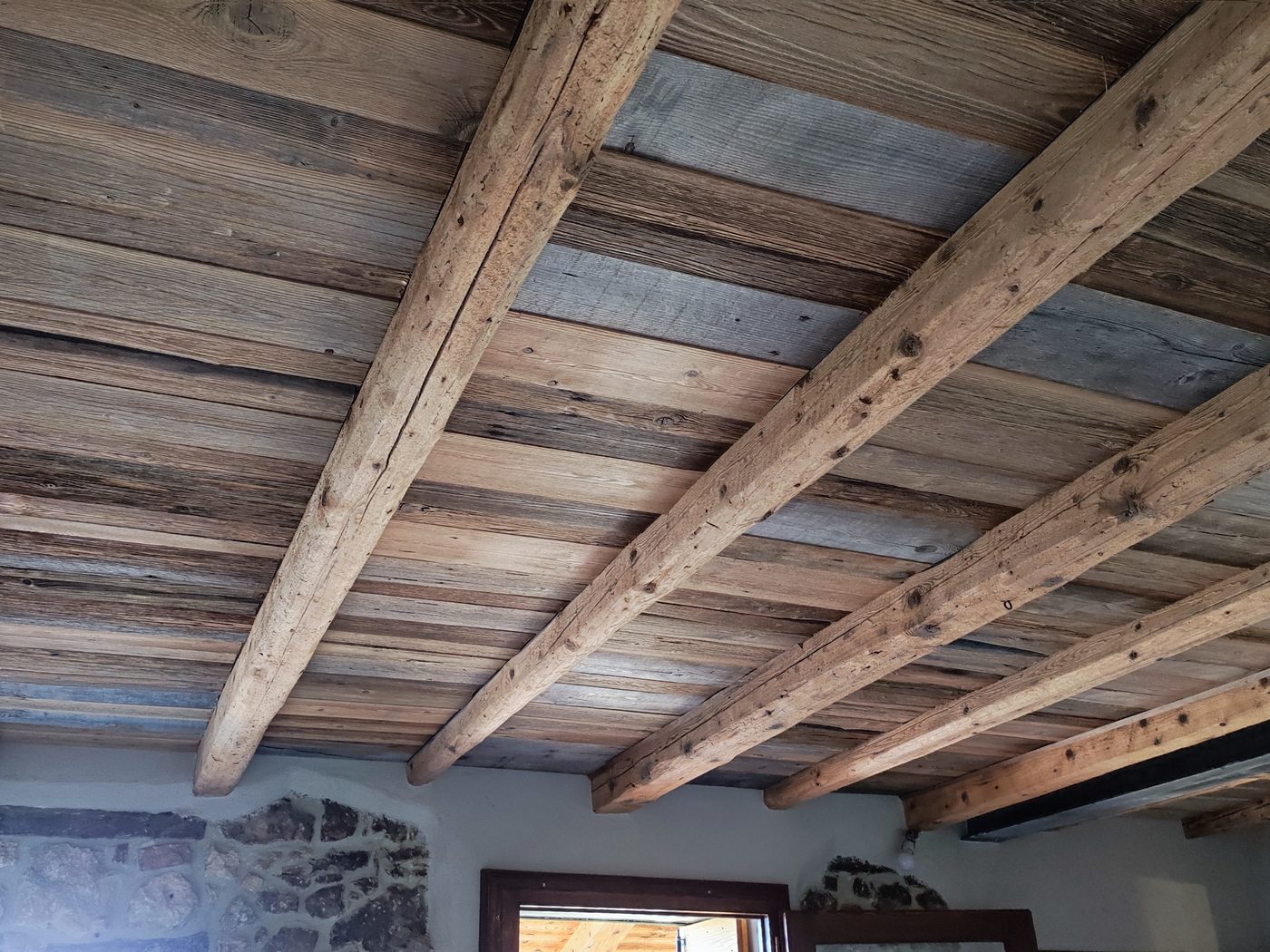 Soffitto con travi in legno antico a vista e tavolato di recupero