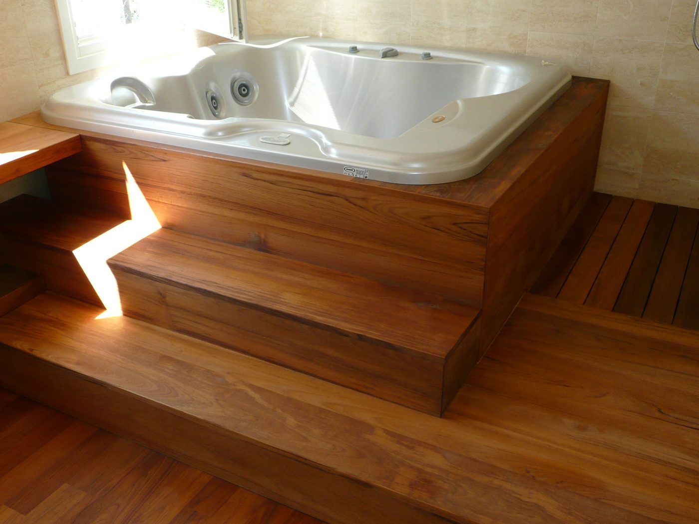 Vasca da bagno rivestita in teak massello, con gradini e pedana in legno